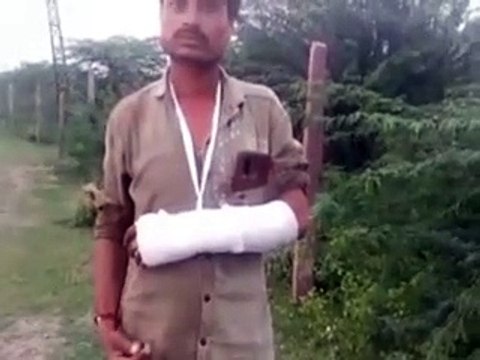 video: युवक की गर्दन पकड़ कार सवार ने घसीटा, हाथ में फ्रैक्चर व चोटें आई