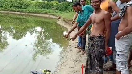উঃ২৪ পরগনা: পুকুরে ওটা কি! স্নান করতে নেমে চক্ষু চড়কগাছ মহিলাদের