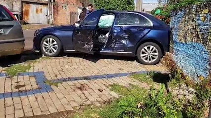 Lateral de Mercedes fica destruída após colisão com Ford Focus; Muro de imóvel também é derrubado
