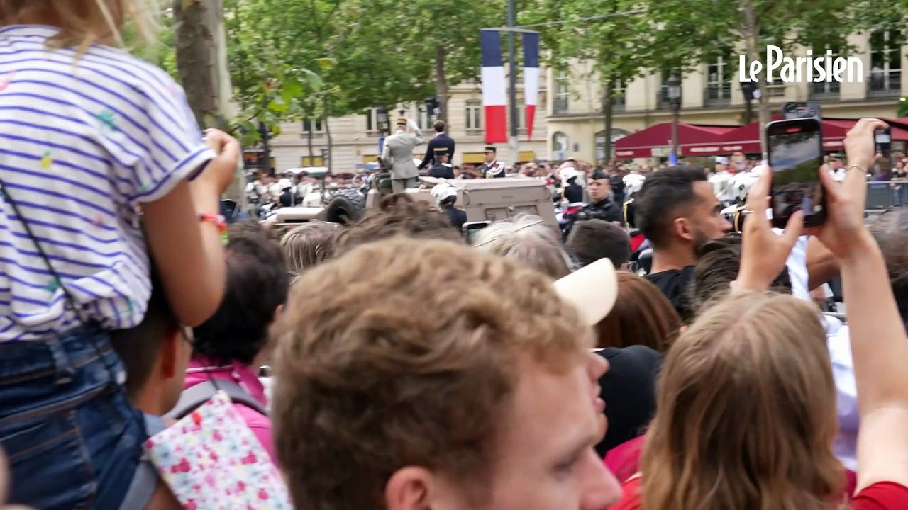 "C'était drôle de voir parader Macron" : les touristes nombreux pour le défilé du 14 juillet