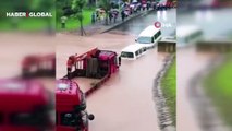 Çin'de dehşete düşüren sel görüntüleri! Caddeler su altında kaldı, araçlar sürüklendi