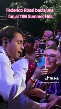 Federico Rossi sul bacio alla fan sotto il palco: “I nostri occhi si erano incrociati”
