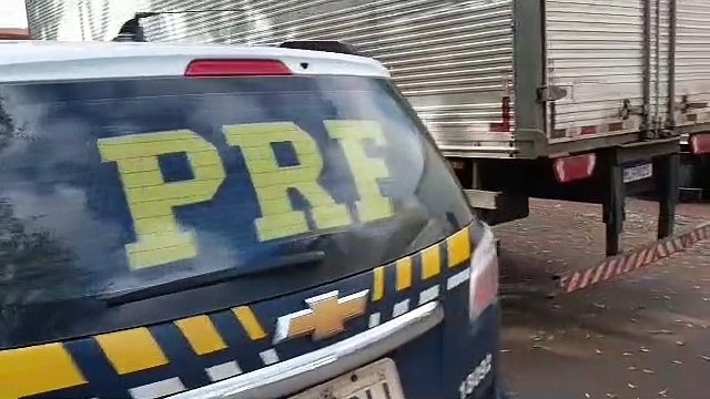 PRF apreende insumos contrabandeados para produção ilegal de cigarros, em Francisco Alves