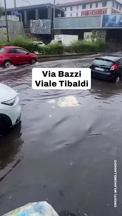 Video di Milano allagata per la pioggia. L?ironia social: ?Via col surf! Area B si paga anche in barca??