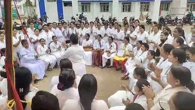 कोरोना किट पहनकर नर्सिंग ऑफिसर ने किया प्रदर्शन