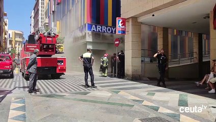 Amplían perímetro de seguridad y aumentan efectivos de emergencia en el incendio del Edificio de Colores