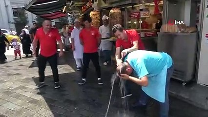 Taksim Meydanı'nda vatandaşların sıcakla imtihanı