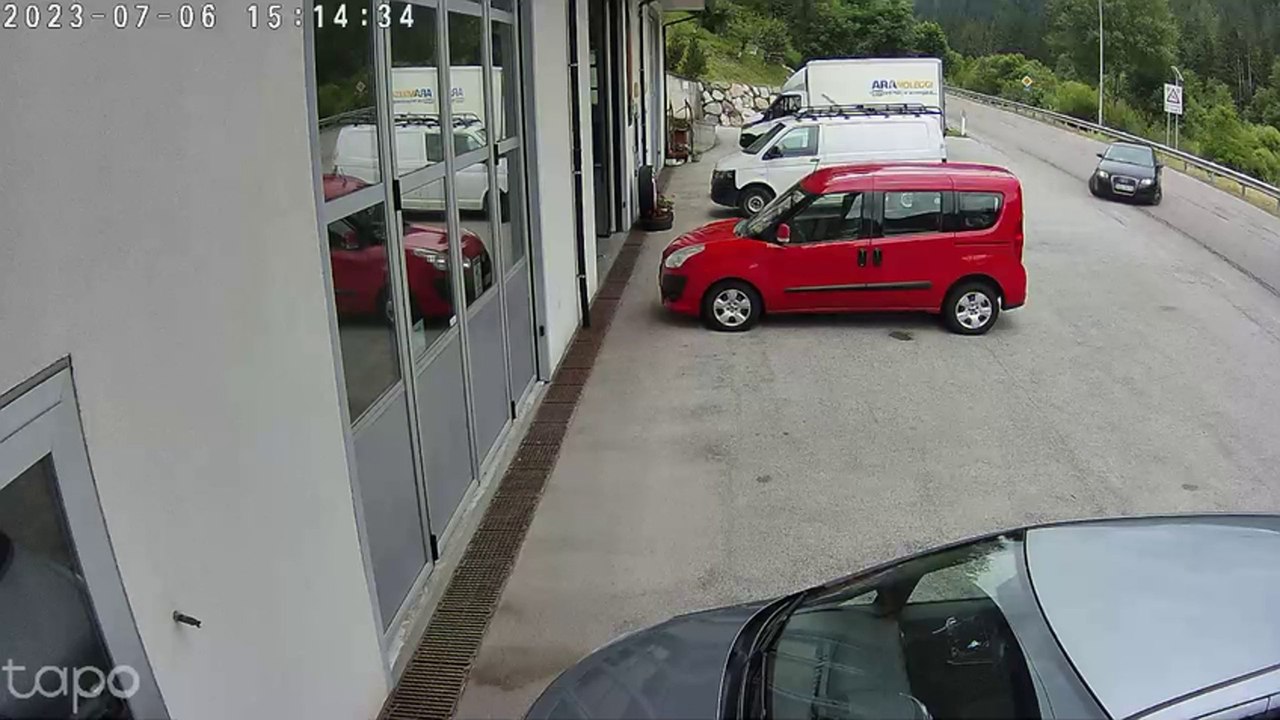 Il video dell'Audi nera di Angelika Hutter che...
