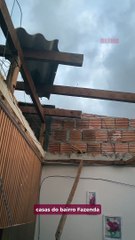 Casa tem telhado arrancado pelo vento no bairro Fazenda