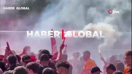 Coşku dolu anlar kamerada... Galatasaraylı taraftarlar Viyana sokaklarını sarı-kırmızıya boyadı!