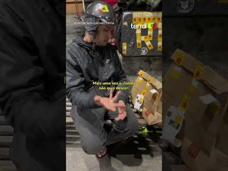 Motoboy viraliza ao comer lanches de clientes que se recusam a buscar pedidos