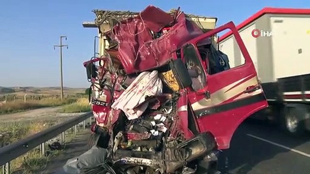 Başkentte kamyon otobüse çarptı: 12 yaralı