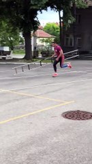 L'homme monte habilement le bâtiment avec l'échelle