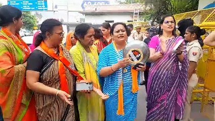 देखें वीडियो: भाजपा की महिलाओं ने थाली बजाकर कलक्ट्रेट पर किया प्रदर्शन