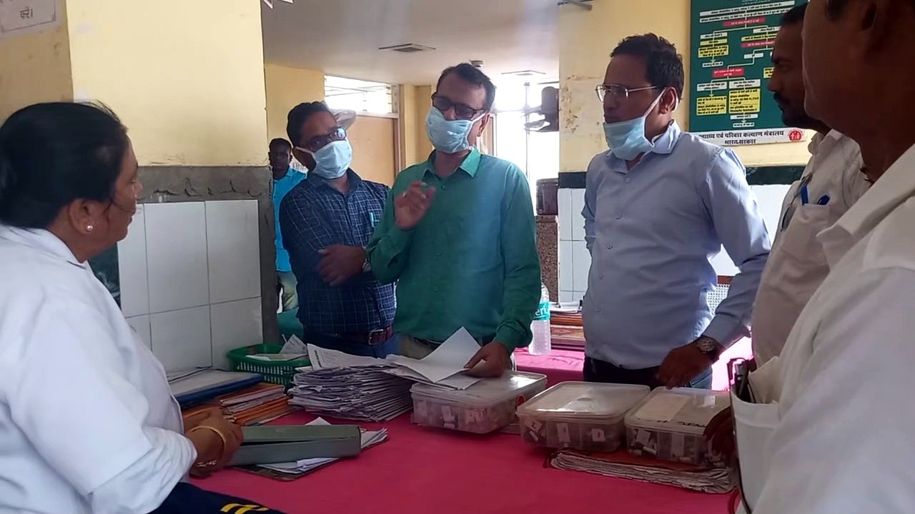 ये हैं एमजी अस्पताल के हाल !  दस्ताने तक नहीं पहन सकीं नर्सिंग ऑफिसर, बोलीं ये खराब हैं