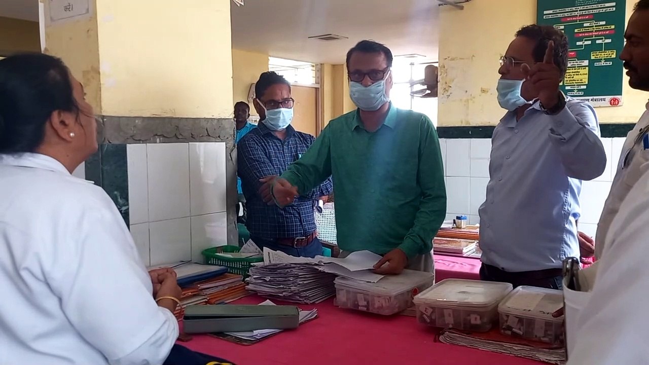 ये हैं एमजी अस्पताल के हाल !  दस्ताने तक नहीं पहन सकीं नर्सिंग ऑफिसर, बोलीं ये खराब हैं