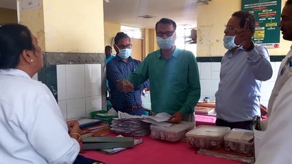 ये हैं एमजी अस्पताल के हाल !  दस्ताने तक नहीं पहन सकीं नर्सिंग ऑफिसर, बोलीं ये खराब हैं