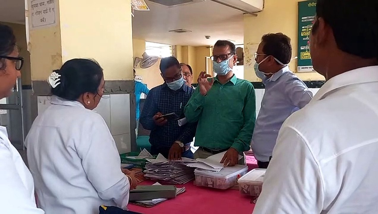 ये हैं एमजी अस्पताल के हाल !  दस्ताने तक नहीं पहन सकीं नर्सिंग ऑफिसर, बोलीं ये खराब हैं