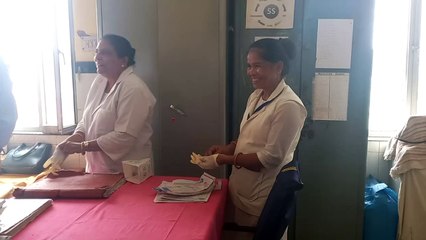 ये हैं एमजी अस्पताल के हाल !  दस्ताने तक नहीं पहन सकीं नर्सिंग ऑफिसर, बोलीं ये खराब हैं