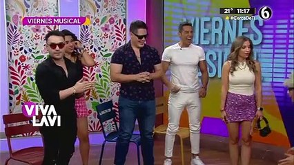 Le dan 'beso de tres' a la maestra resurrección