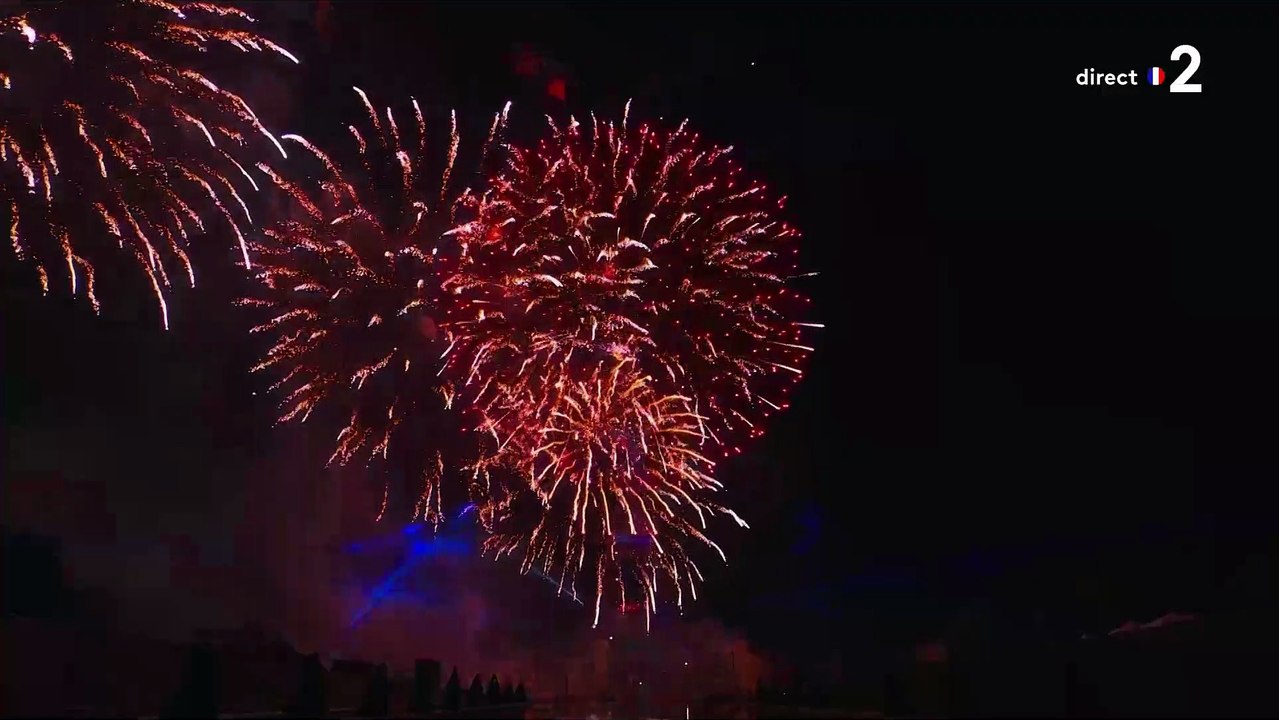14 juillet - Mais c'était quoi ce feu d'artifice à Paris ? Un spectacle trop court, des musiques qui ne célèbrent pas la France, un final que l'on attend encore : Les internautes furieux !