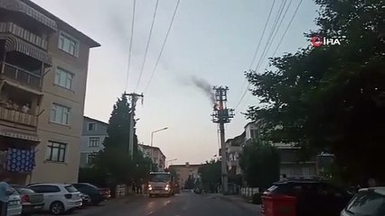 Poteau électrique livré aux flammes, la rue a été laissée sans électricité
