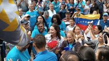 Chavistas intentaron agredir a María Corina Machado cuando se trasladaba a un acto de campaña en el estado La Guaira