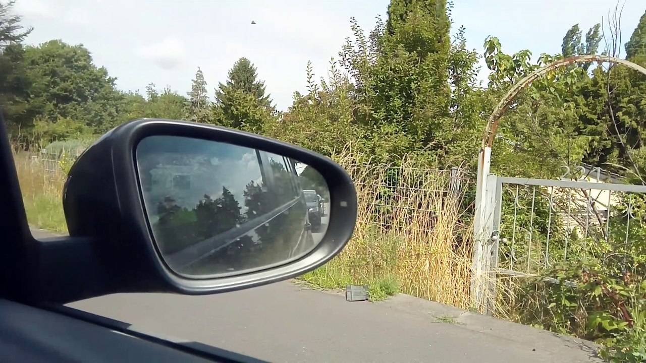 Straße von Bootsanhänger versperrt