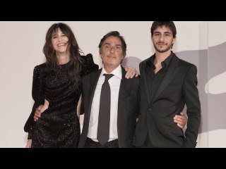 Charlotte Gainsbourg : son fils Ben marié ! Sa femme divine dans une robe courte blanche