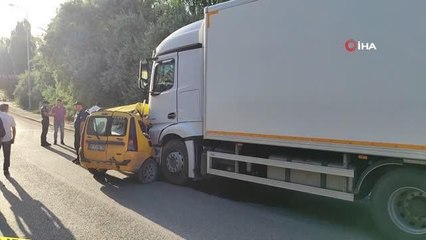 Tır ile ticari taksi çarpıştı: 4 ölü, 1 yaralı