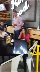 Momentos de miedo e incertidumbre vivieron comensales que se encontraban en la zona de restaurantes de plaza Espacio Las Américas, en #Morelia, tras un ataque a tiros en el centro comercial; de acuerdo con los primeros reportes, habría dos muertos