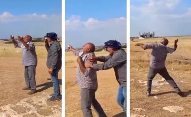 Şanlıurfa'da sıcaklara dayanamayan vatandaş bizi mahvettin dedi, güneşe taş attımp.4