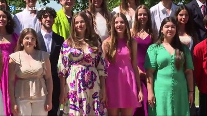 Leonor y Sofía posan en Zarzuela con sus compañeros del internado de Gales