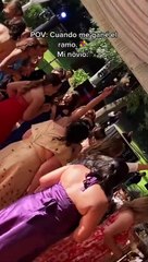 "Huyendo del peligro": Joven gana el ramo de la novia, pero su pareja escapó del lugar