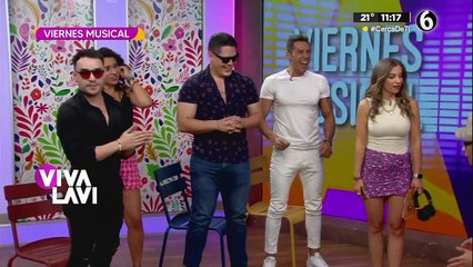 Le dan 'beso de tres' a la maestra resurrección