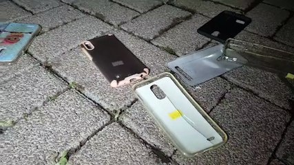 Dezenas de capas de celular são encontradas espalhadas na Avenida Brasil, no centro de Cascavel