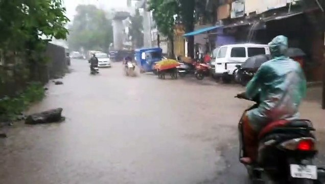 #monsoon : जबलपुर में उमस, तपन से राहत, झमाझम बरस रहे बादल- लाइव वीडियो