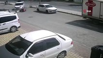 Otomobille motosikletin çarpıştığı feci kaza kamerada