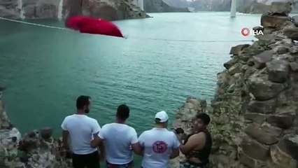15 Temmuz anısına sular altında kalan kaleye Türk bayrağı asıldı