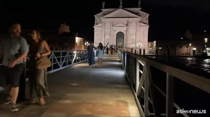 Venezia, sul ponte del Redentore la notte prima della gran festa