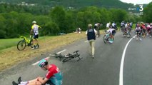 Tour de France - Regardez les images de l'énorme chute du peloton avec des dizaines de coureurs à terre et blessés - La course est arrêtée