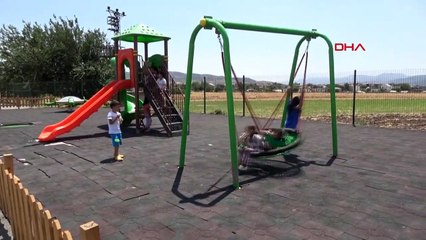 Depremde evleri hasar gören aile memleketlerine döndü