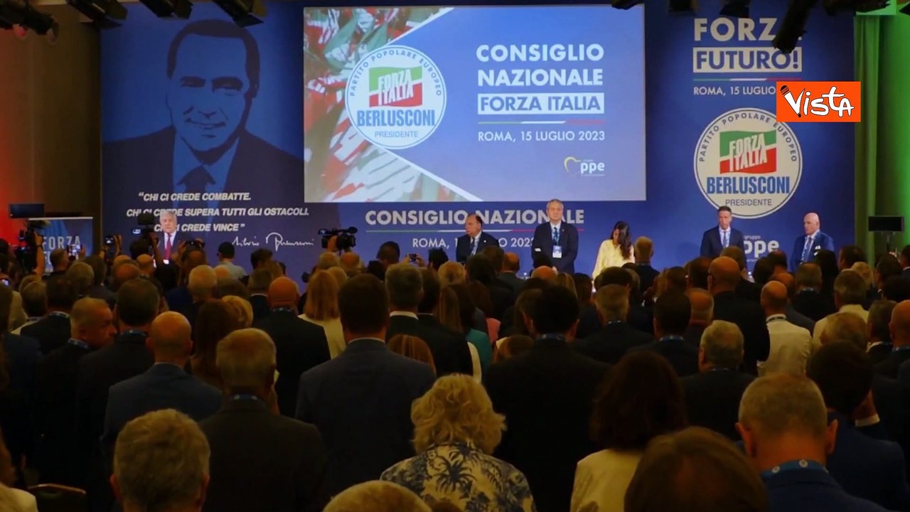 Oltre cinque minuti di applausi per Berlusconi al Consiglio FI, Tajani commosso