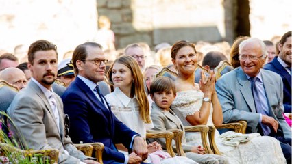 GALA VIDEO - Victoria de Suède : elle pose aux côtés de ses enfants Estelle et Oscar, ils sont à croquer !