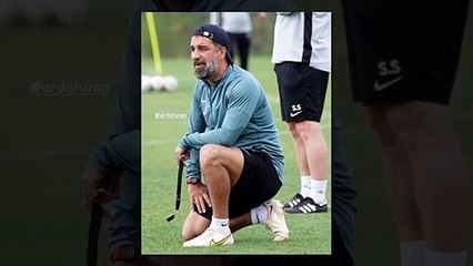 La version finale d'Arda Turan, dont les cheveux et la barbe sont devenus blancs, a laissé la bouche ouverte： Les années n'ont pas fait de mal