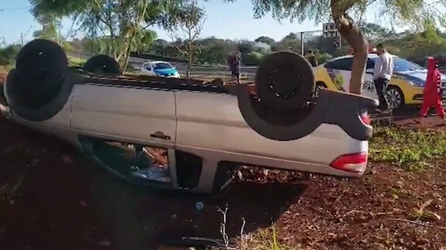 Condutor perde o controle após fechada e capota Fiat Strada na marginal da PRc-467