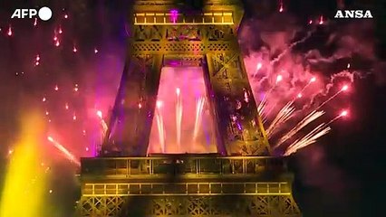 Download Video: Francia, grandi festeggiamenti per il 14 luglio: fuochi d'artificio sulla Tour Eiffel