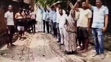 अयोध्या: आजादी के बाद भी नहीं बनी पक्की सड़क, ग्रामीणों को आवागमन में होती है समस्या