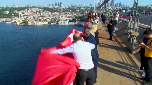 15 Temmuz Şehitler Köprüsü'ne Türk bayrağı asıldı