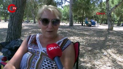 İZMİR'DE KENT MERKEZİNDE DENİZE GİRİP, AĞAÇ GÖLGESİNDE SERİNLEMEYE ÇALIŞTILAR